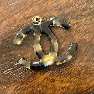 CC CHANEL Tortoise Shell Charm and 18k Gold Necklace Chain
